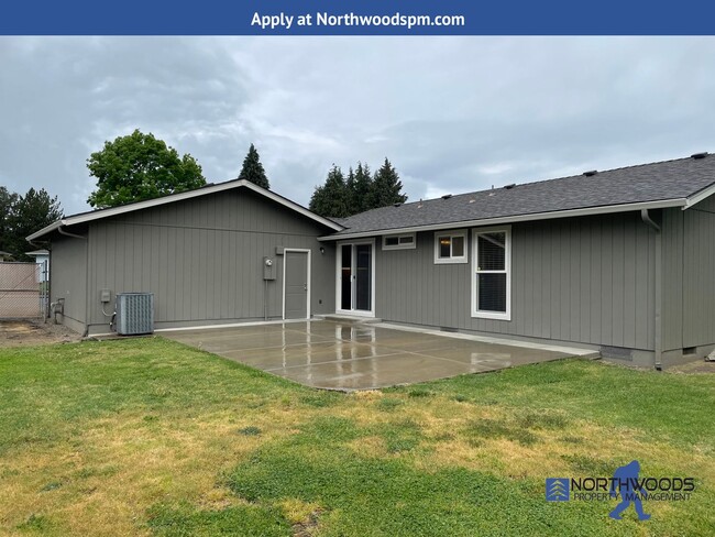 Building Photo - Gorgeous Newly Update 3 Bedroom 2 Bath Home in Friendly Central Point