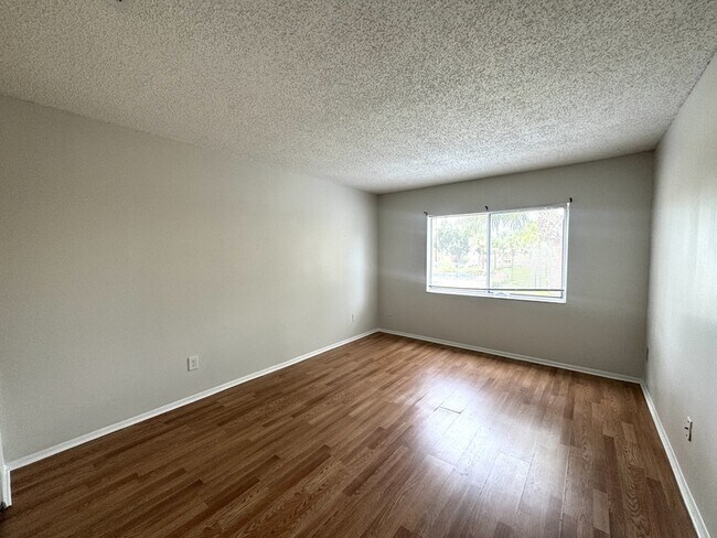 Building Photo - 652 Kenwick Cir