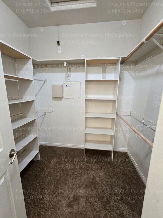 Building Photo - 3 bedroom/ 2.5 bathroom 2 story home.