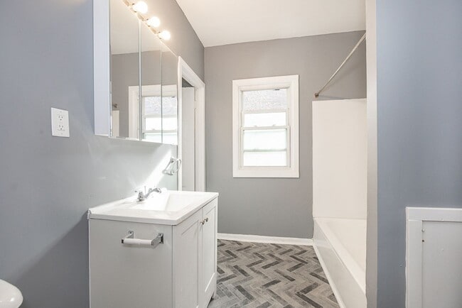 Building Photo - 3 BED 1 BATH SINGLE FAMILY HOME IN THE WATERLOO NEIGHBORHOOD