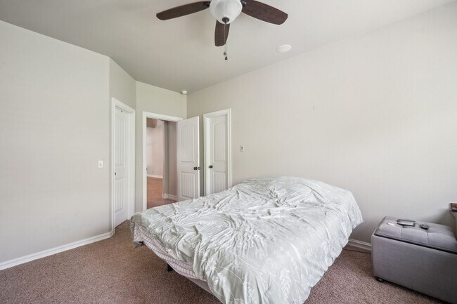 Building Photo - Stunning 5 bedroom 4.5 bath in Stonebrooke Glenn