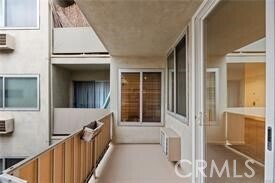 Building Photo - 525 N Sycamore Ave