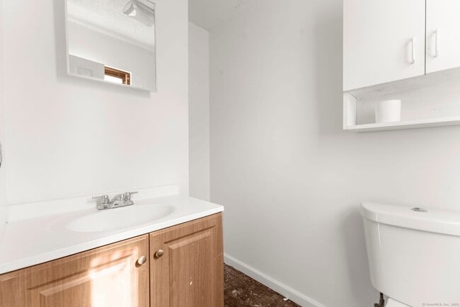 Building Photo - 33 Guilford St