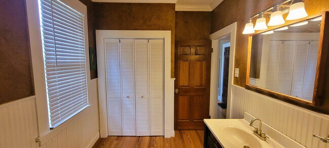 Building Photo - Charming 2 bedroom bungalow in Lakeside/Staples Mill area.