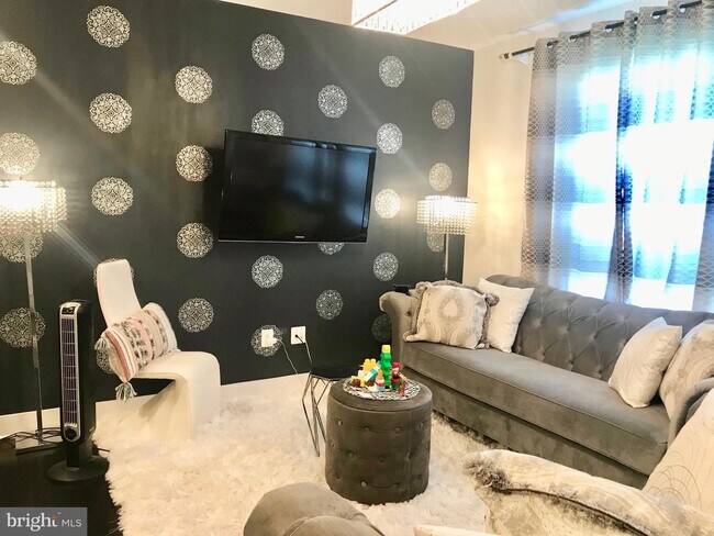 Building Photo - 11 Silverway Dr