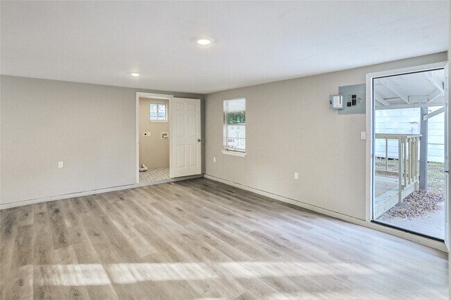 Building Photo - 1106-12th 1/2 12th 1/2 St N