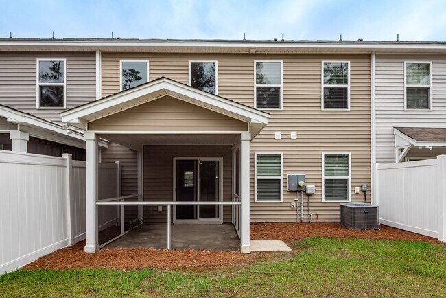 Building Photo - 3 Bedroom, 2.5 Bathroom Townhome in Cane Bay - Summerville