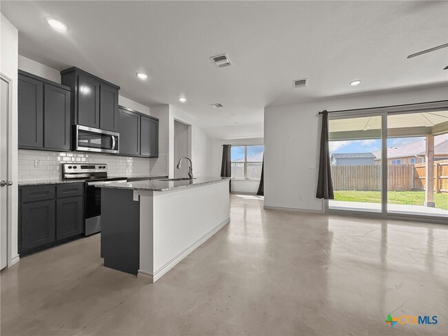 Building Photo - 822 Freedom Cir