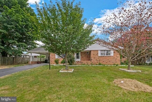 Building Photo - 323 RUSSELCROFT Rd