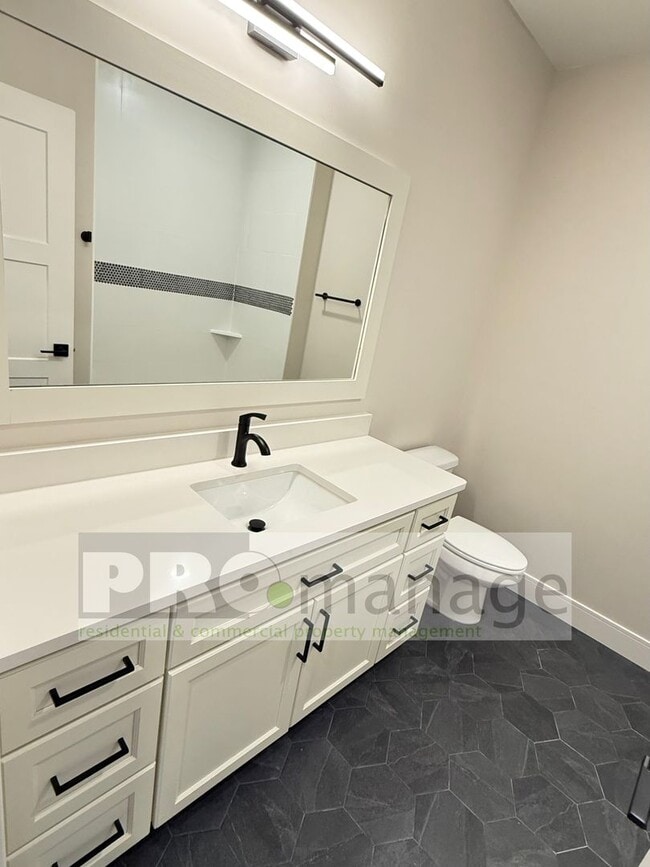 Building Photo - Beautiful 3 Bed / 2.5 Bath Townhome in Car...