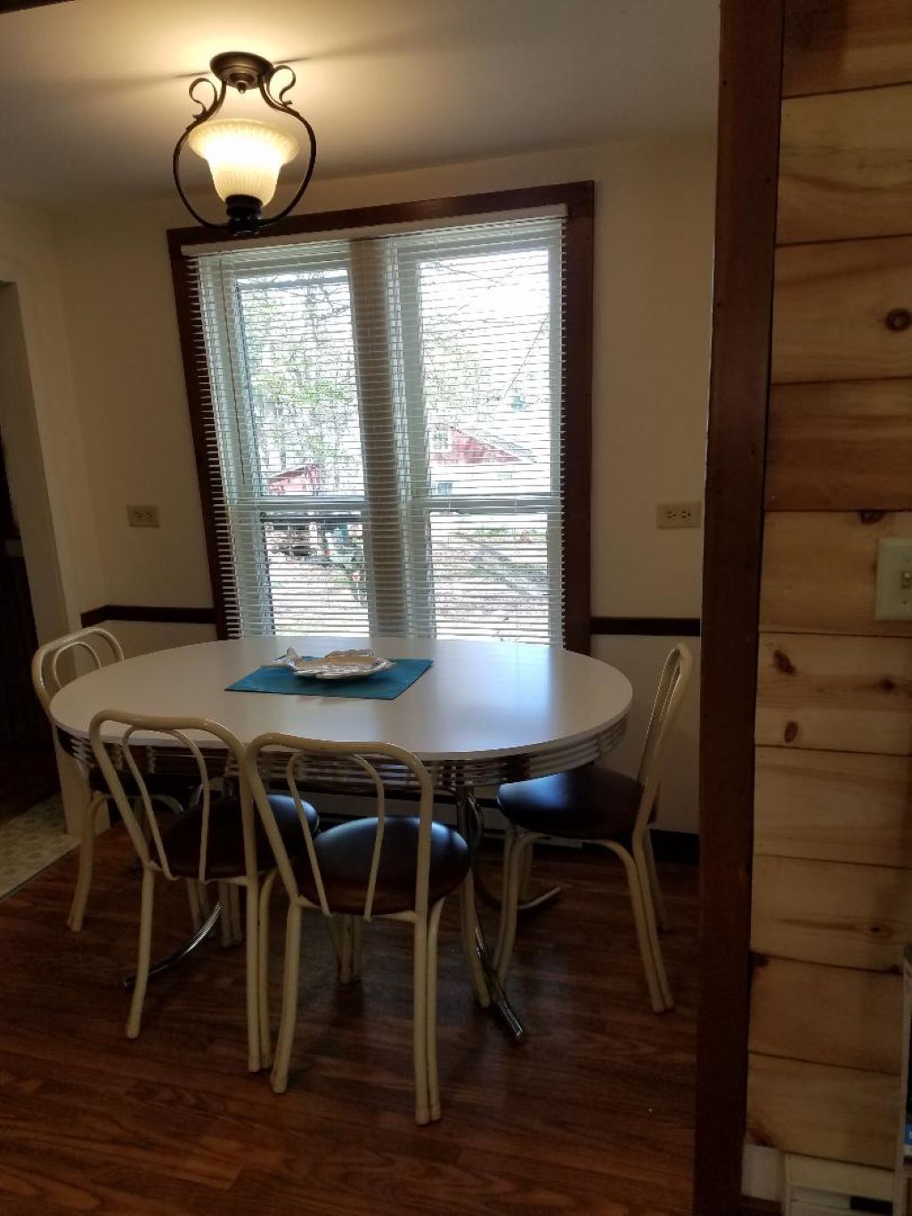 Eating area - 18 Jay Rd E