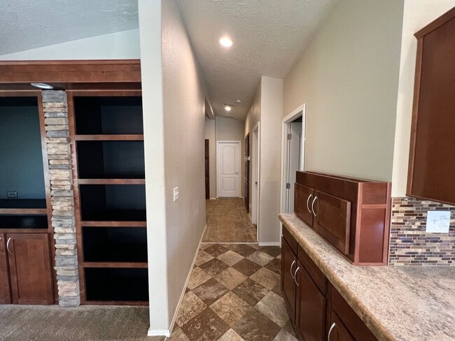 Building Photo - Beautiful Newer Home