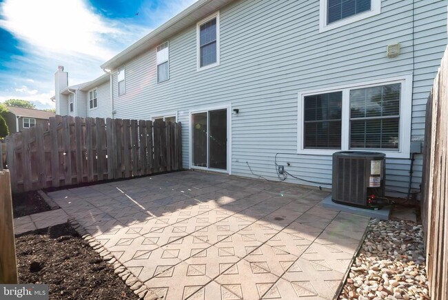 Building Photo - 2 Fairfax Ct