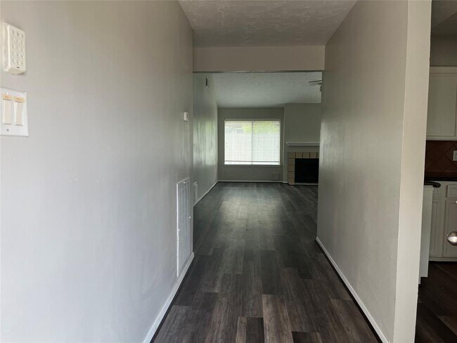 Building Photo - 1722 Sullins Way