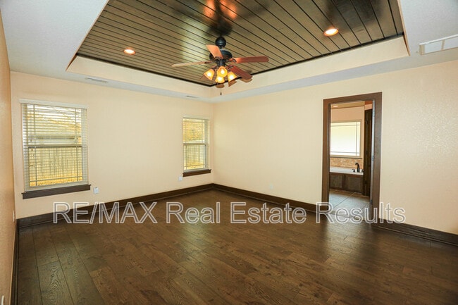 Building Photo - 1000 Peak St