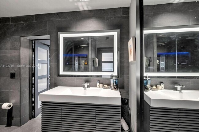 Building Photo - 530 NW 39th St