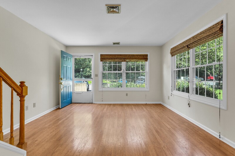 Building Photo - 62 Manorwood Dr