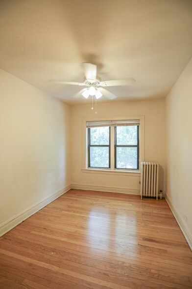 Building Photo - 2039 W Wellington Ave