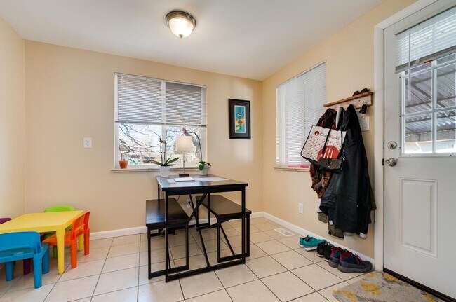Building Photo - Roomy Sunnyside Duplex with Finished Basement in a Prime Location