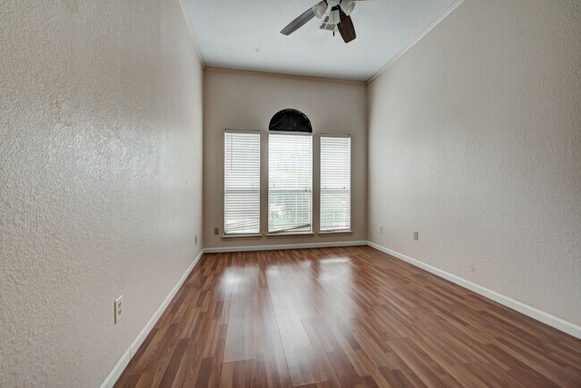 Building Photo - 2912 Edinburg Dr