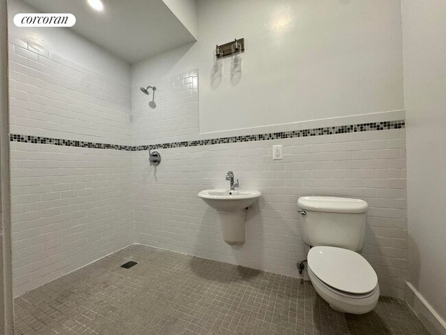 Building Photo - 275 Conover St