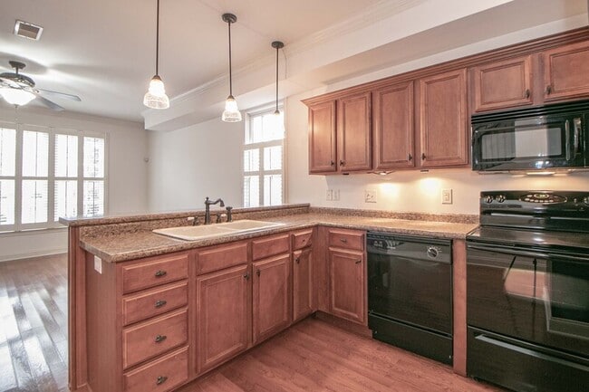 Building Photo - 607 Anderson Dr