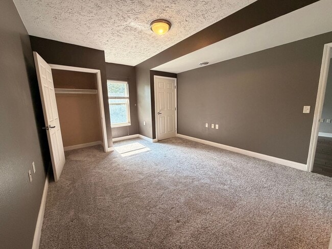 Building Photo - 5712 E Town Dr