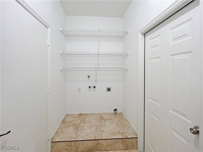 Building Photo - 906 Alfreda Ave