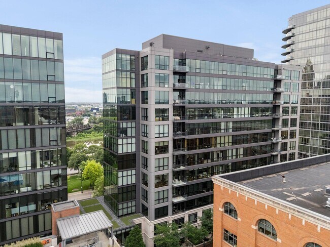 Building Photo - 250 W Spring St