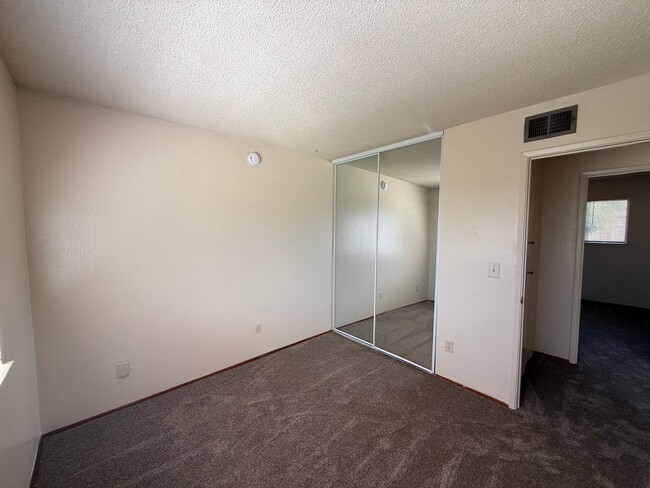 Building Photo - 3 bed 1 bath available in North Highlands!