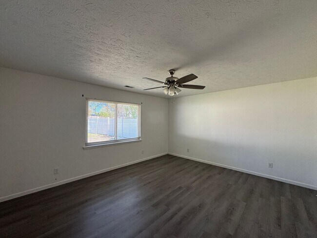 Building Photo - Charming 3 Bed 2 Bath Home with Fenced Yard