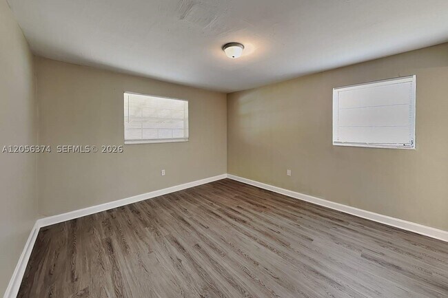 Building Photo - 2401 Jamaica Dr