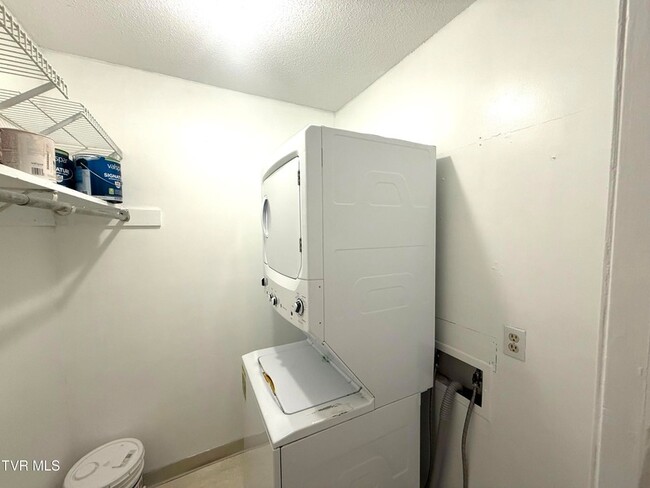 Building Photo - 1225 Carriage Cir