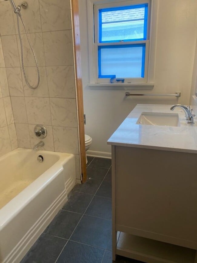 Building Photo - CHARMING 3 BED, 1 BATH HOME