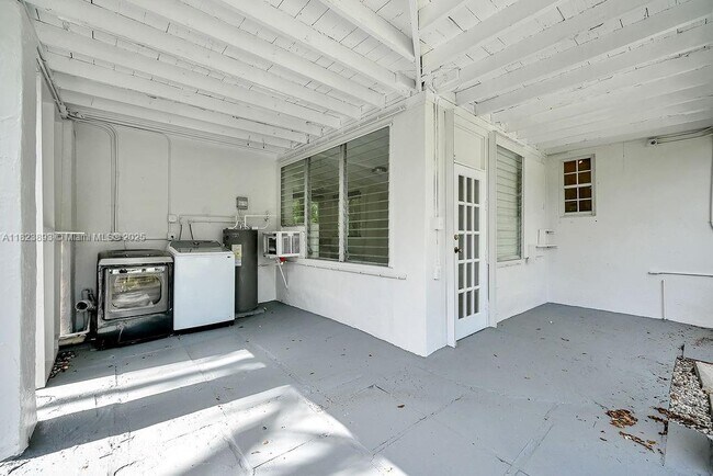 Building Photo - 5960 SW 47th St