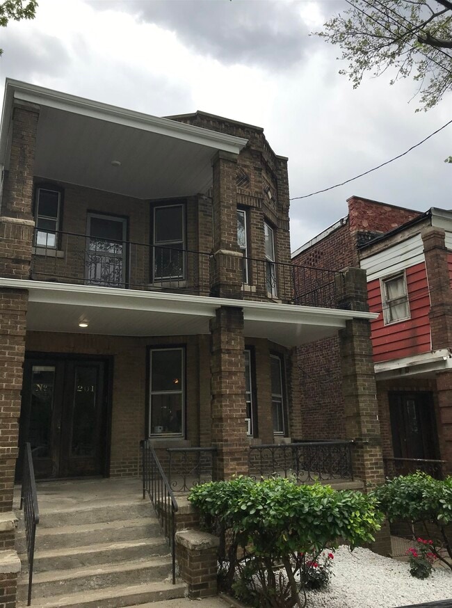 Primary Photo - 201 Grant Ave