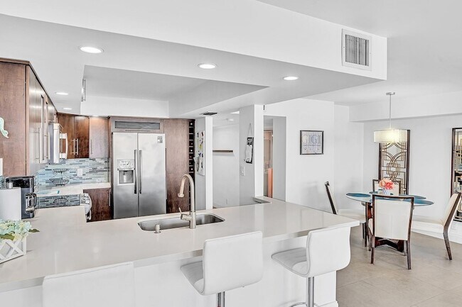 Building Photo - 525 N Ocean Blvd