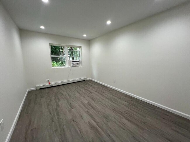Building Photo - 1 bedroom in WOODSIDE NY 11377