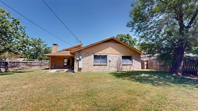 Building Photo - 2812 Adrienne Dr