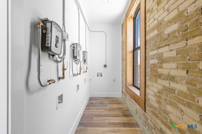 Building Photo - 123 W May St