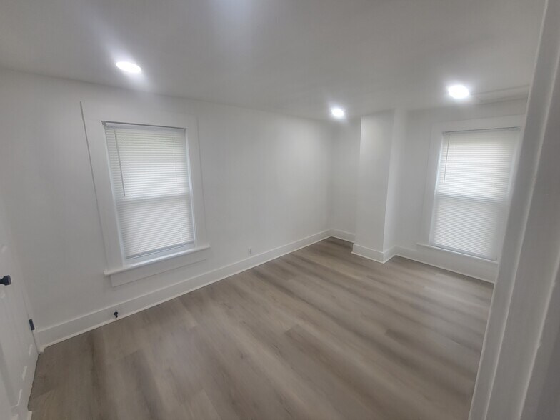 Building Photo - 850 W Elm St