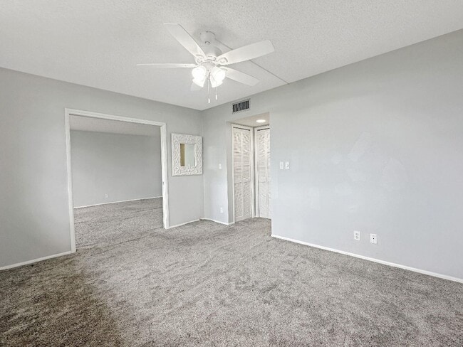 Building Photo - 535 Oaks Dr