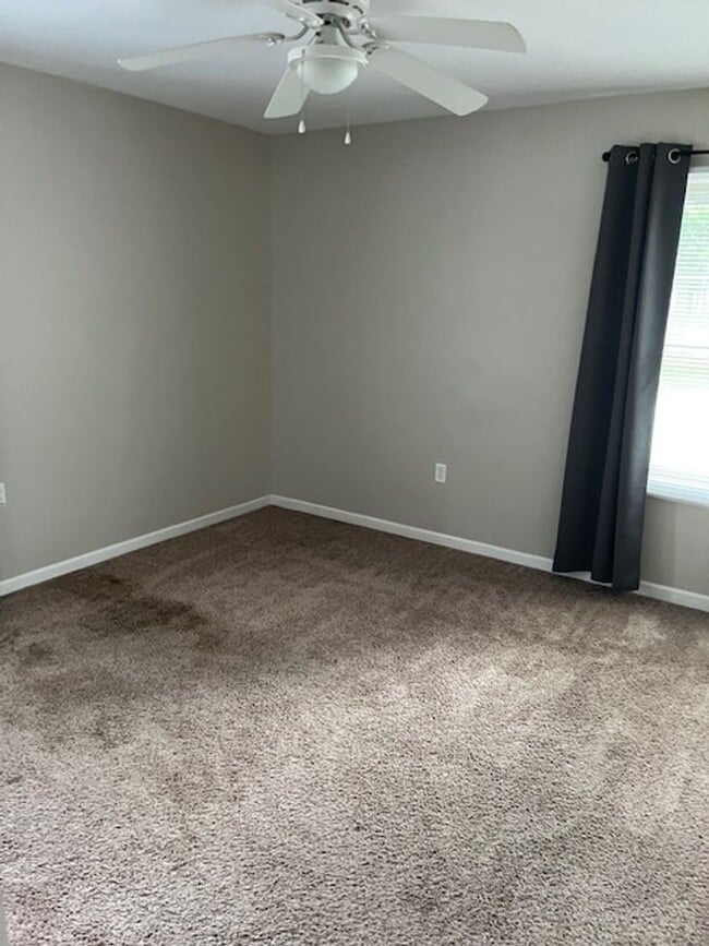 Building Photo - 3 bedroom, 2 bath home - Comfortable, Upda...