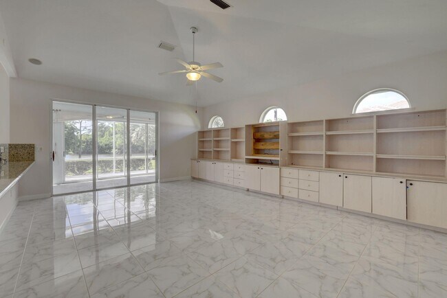 Building Photo - 8028 Plantation Lakes Dr