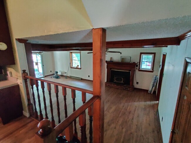 Building Photo - 4 bedroom home with large detached garage