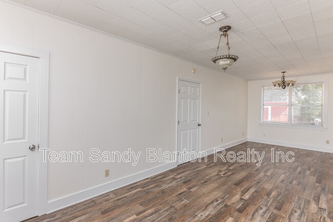 Building Photo - 802 Rue Max St