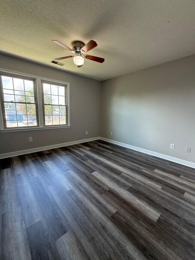 Building Photo - 2BR/2.5BA Townhouse