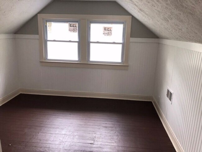 Building Photo - Nice 3 bedroom one bath in the southend