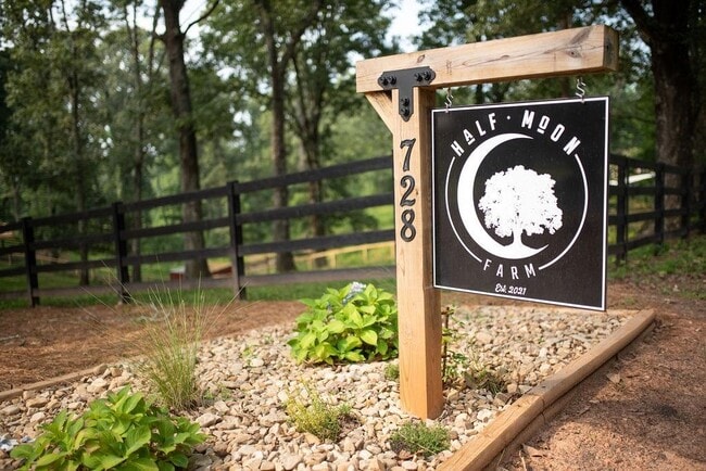 Building Photo - 728 S McCollum Dr