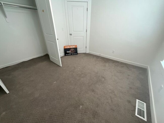 Building Photo - 4 Bedroom 3 Bath 2200 Sq ft Home 2 Car Garage.